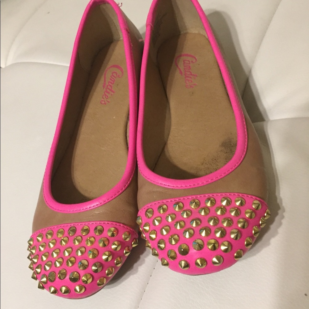 Candie’s neon pink and nude flats w gold spikes